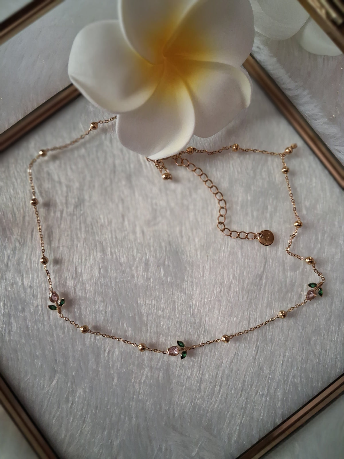 Mini Tulip Overall Neck chain